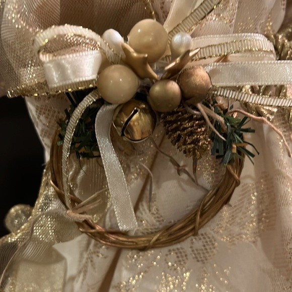 13 inch Regal Porcelain Angel - White & Cream - Picture 7 of 16